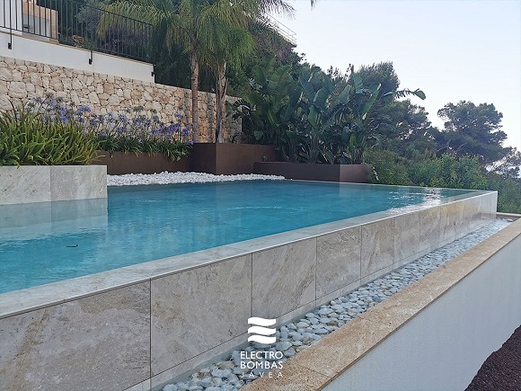 Piscinas Infinity: qué son, ventajas y mantenimiento