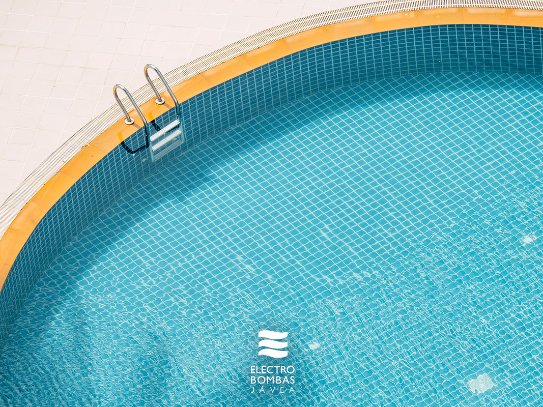 Problemas comunes del agua de la piscina en otoño y cómo solucionarlos